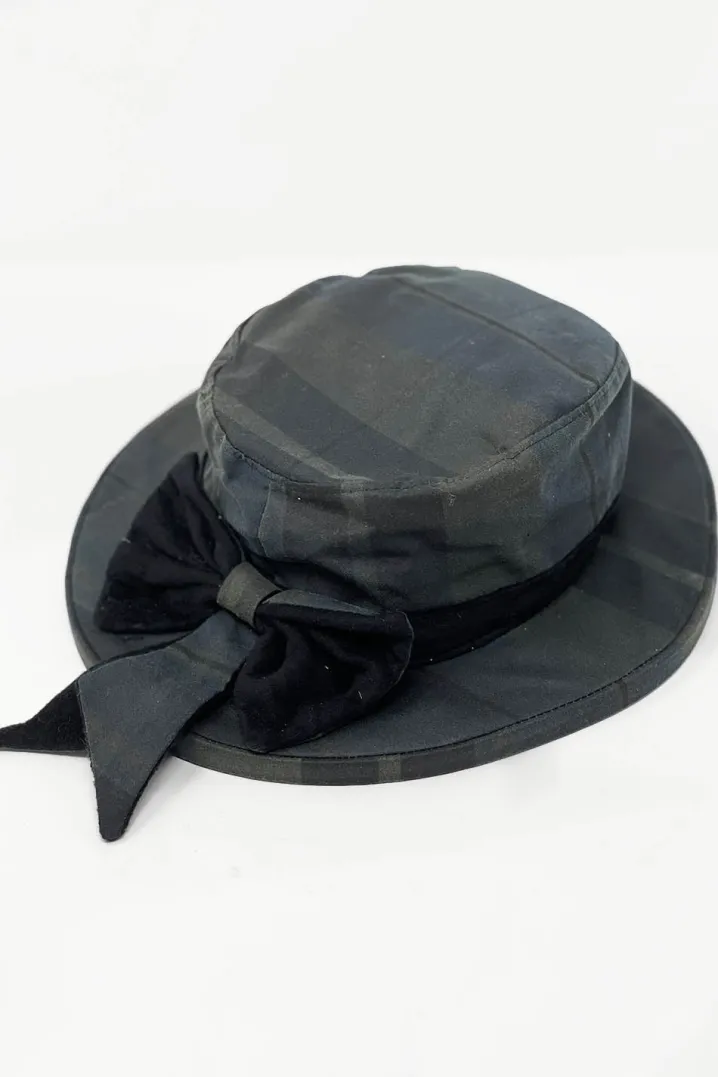 CAPPELLO CERATO IMPERMEABILE CON FIOCCO TARTAN BLACKWATCH