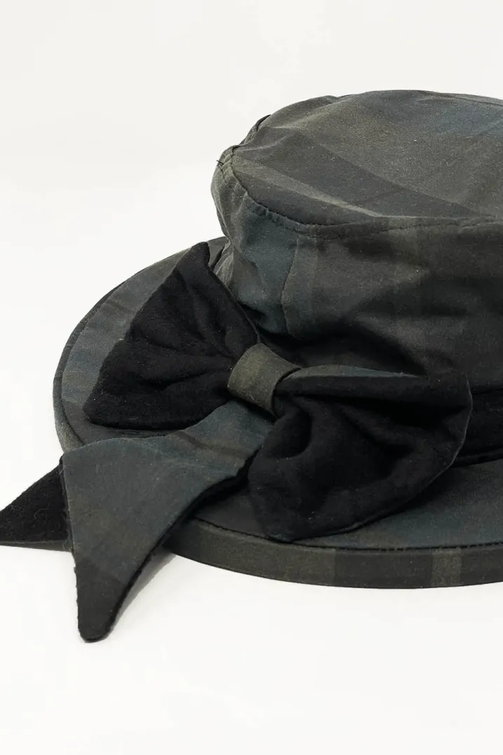 CAPPELLO CERATO IMPERMEABILE CON FIOCCO TARTAN BLACKWATCH
