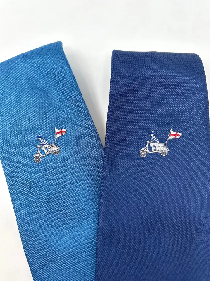 CRAVATTA BLU CON VESPA E BANDIERA