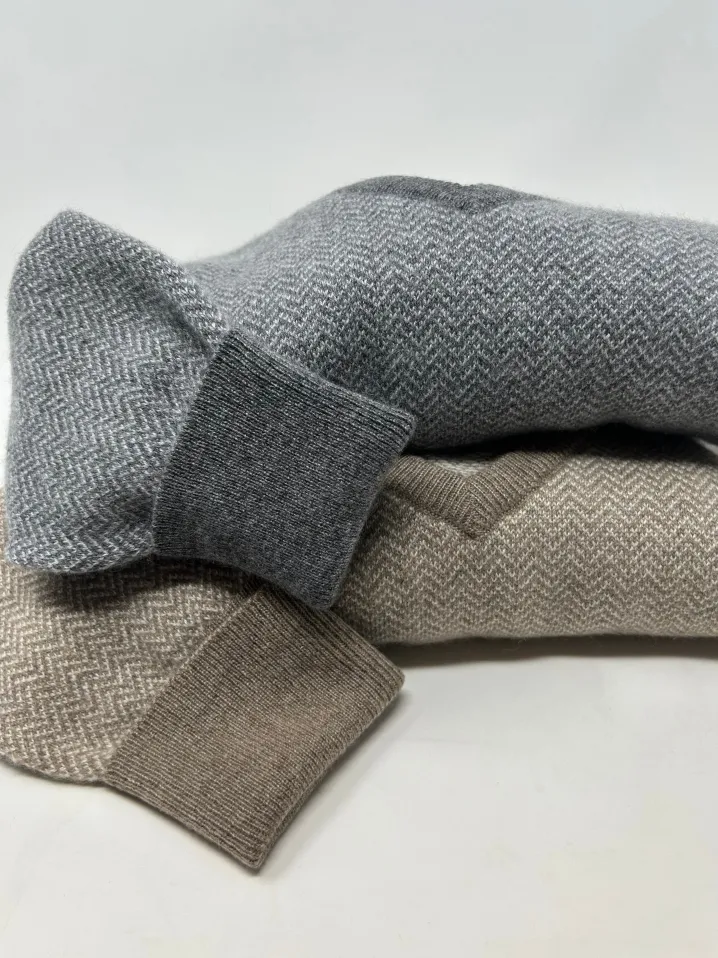 MAGLIONE SCOLLO V "SPIGATO" 100% PURO CASHMERE
