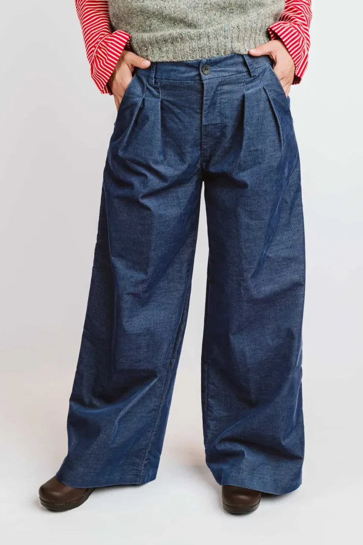 PANTALONE "BEATRICE" CON PINCES VELLUTO COSTE DENIM CHIARO